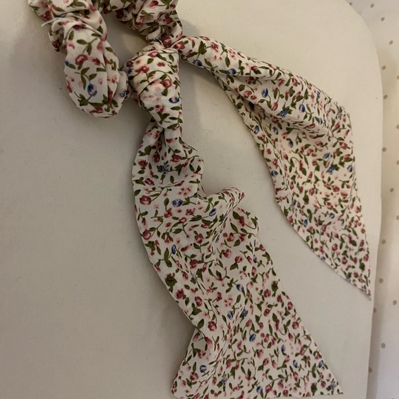 Women’s Accessories Hair Scrunchie White Flower Pattern - Picture 2 of 9